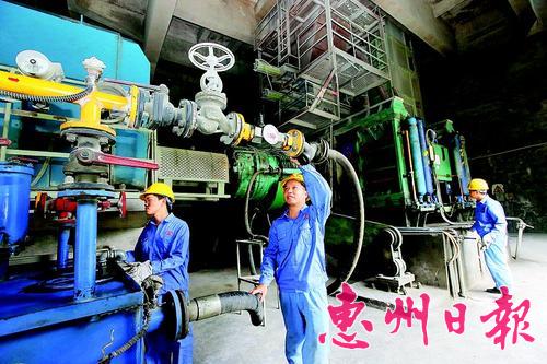 工人在生產車間維護保養機器設備。 本報記者鐘暢新 攝