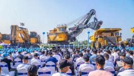 下線(xiàn)！交付！發(fā)車(chē)！徐工頂級(jí)“巨無(wú)霸”三箭齊發(fā)！